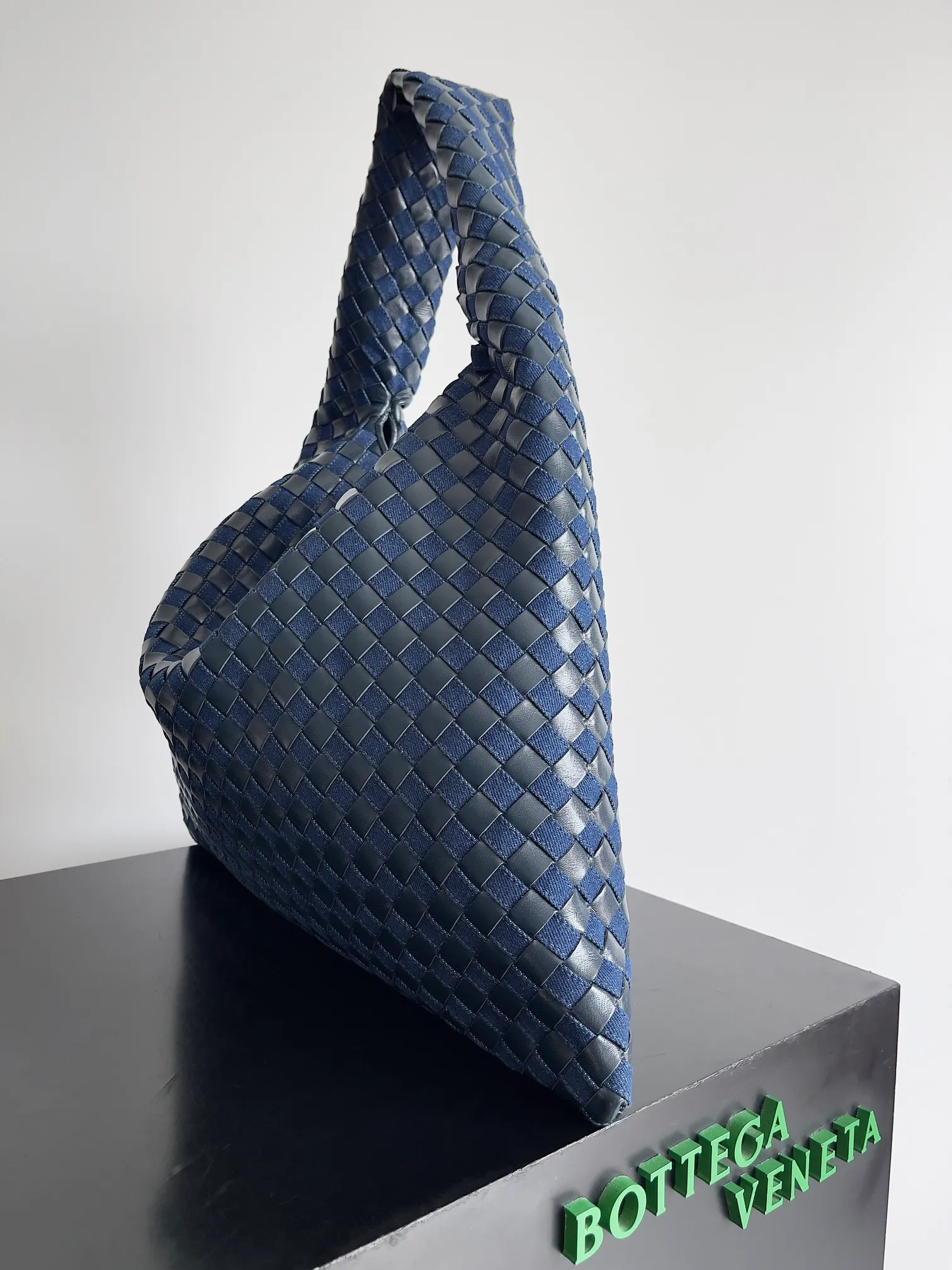 Batch 2240 Different colors collide with different sparks, and different materials collide with layers and designs. BOTTEGA VENETA Large HOP is on the list of retro denim series. The stiffness of denim is matched with soft leather. Fashion has no standards. Innovation is progress. Hop and retro denim are a combination of classics and individuality. They are casual, lazy and unique. The large capacity is too friendly for summer. Freeing up hands in sultry weather is people's biggest need. Style number: 795949 Size: 54*24*13cm